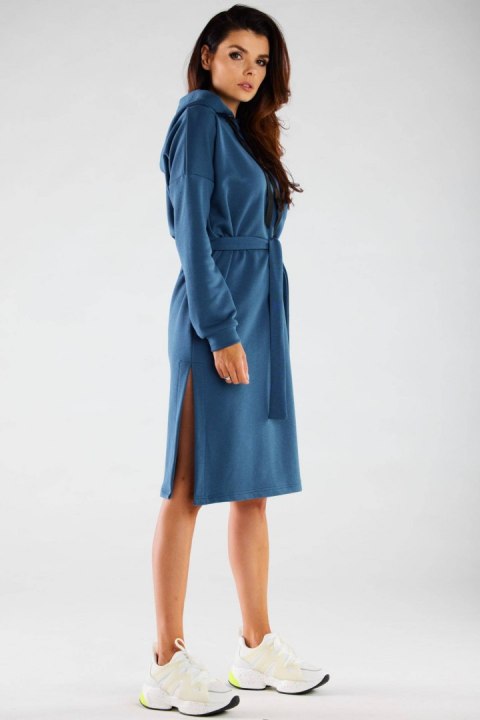 Sukienka midi oversize dresowa z kapturem długi rękaw niebieska M269 Sukienka midi oversize dresowa z kapturem długi rękaw niebieska M269