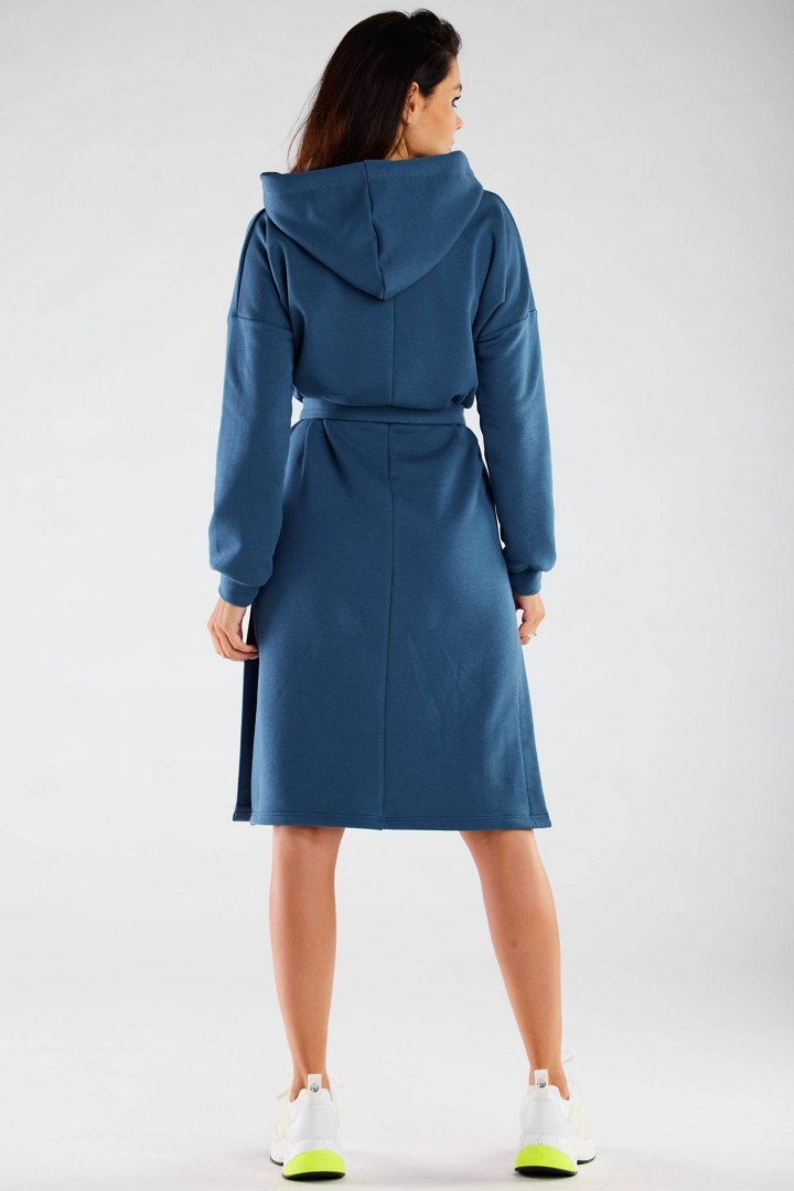Sukienka midi oversize dresowa z kapturem długi rękaw niebieska M269 Sukienka midi oversize dresowa z kapturem długi rękaw niebieska M269