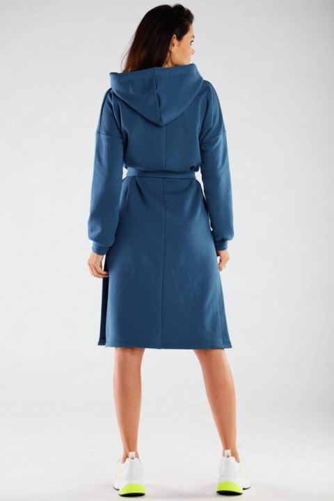 Sukienka midi oversize dresowa z kapturem długi rękaw niebieska M269 Sukienka midi oversize dresowa z kapturem długi rękaw niebieska M269