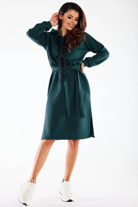 Sukienka midi oversize dresowa z kapturem długi rękaw zielona M269 Sukienka midi oversize dresowa z kapturem długi rękaw zielona M269