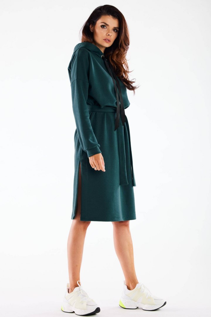 Sukienka midi oversize dresowa z kapturem długi rękaw zielona M269 Sukienka midi oversize dresowa z kapturem długi rękaw zielona M269