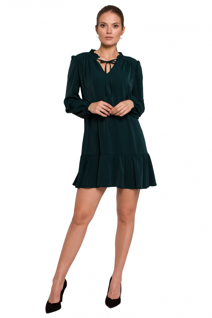 Sukienka mini oversize z falbaną dekolt V długi rękaw zielona K120 Sukienka mini oversize z falbaną dekolt V długi rękaw zielona K120