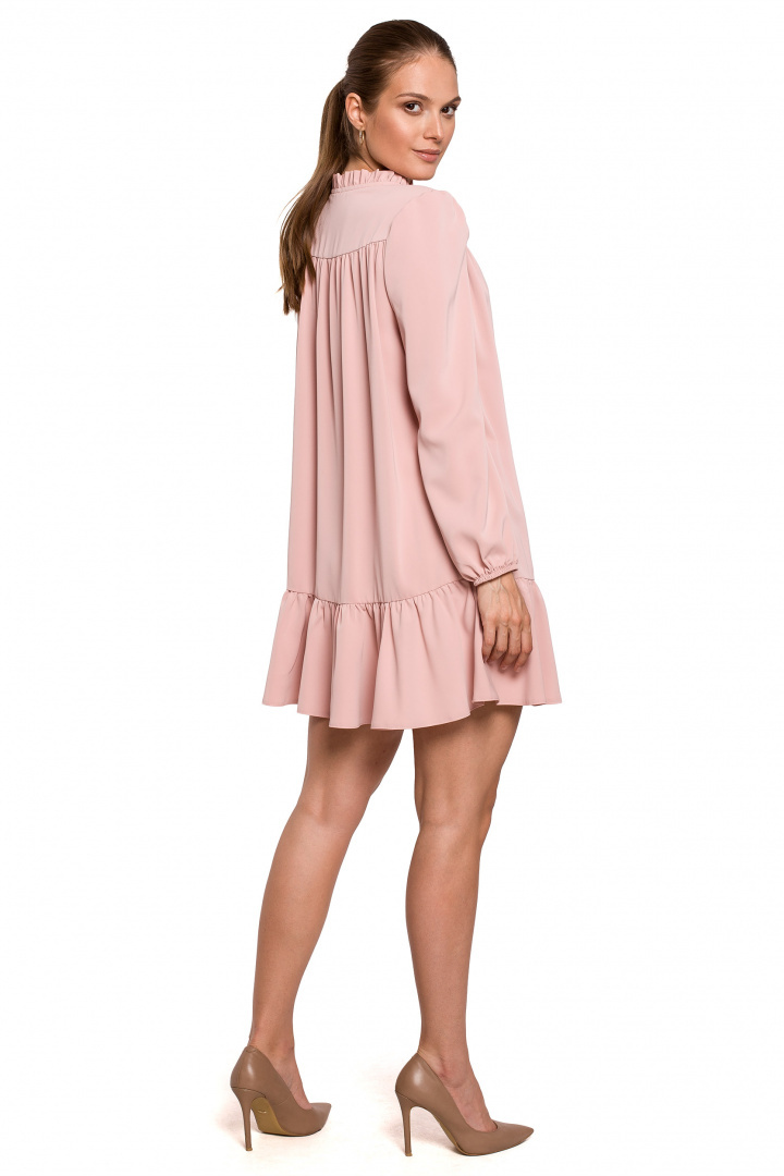Sukienka mini oversize z falbaną dekolt V długi rękaw pudrowa K120 Sukienka mini oversize z falbaną dekolt V długi rękaw pudrowa K120