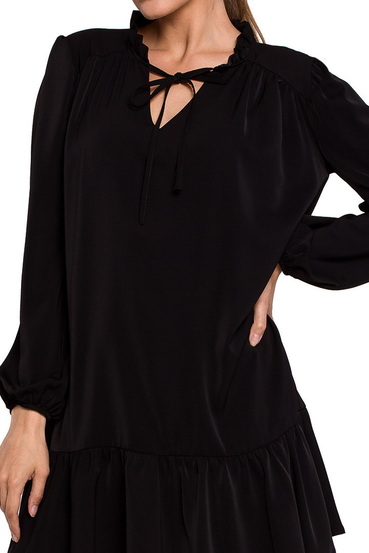 Sukienka mini oversize z falbaną dekolt V długi rękaw czarna K120 Sukienka mini oversize z falbaną dekolt V długi rękaw czarna K120