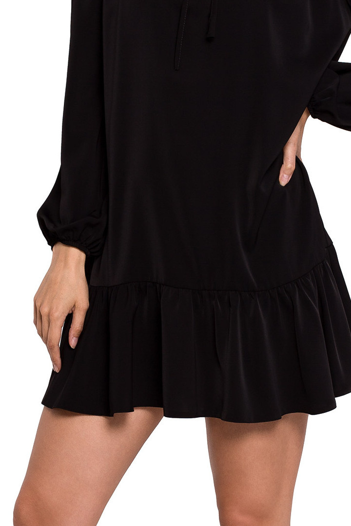 Sukienka mini oversize z falbaną dekolt V długi rękaw czarna K120 Sukienka mini oversize z falbaną dekolt V długi rękaw czarna K120