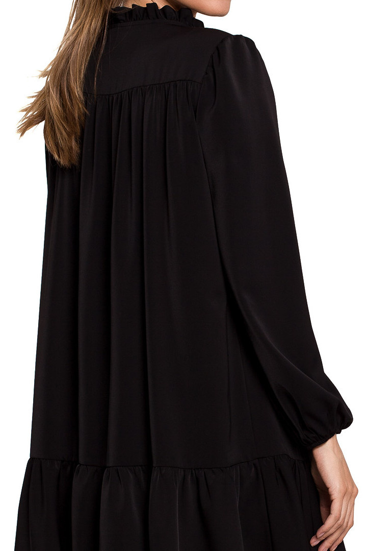 Sukienka mini oversize z falbaną dekolt V długi rękaw czarna K120 Sukienka mini oversize z falbaną dekolt V długi rękaw czarna K120