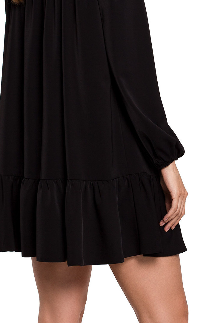 Sukienka mini oversize z falbaną dekolt V długi rękaw czarna K120 Sukienka mini oversize z falbaną dekolt V długi rękaw czarna K120