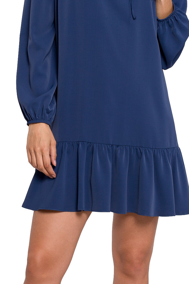 Sukienka mini oversize z falbaną dekolt V długi rękaw niebieska K120 Sukienka mini oversize z falbaną dekolt V długi rękaw niebieska K120