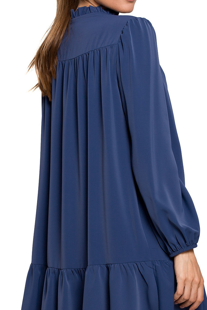 Sukienka mini oversize z falbaną dekolt V długi rękaw niebieska K120 Sukienka mini oversize z falbaną dekolt V długi rękaw niebieska K120