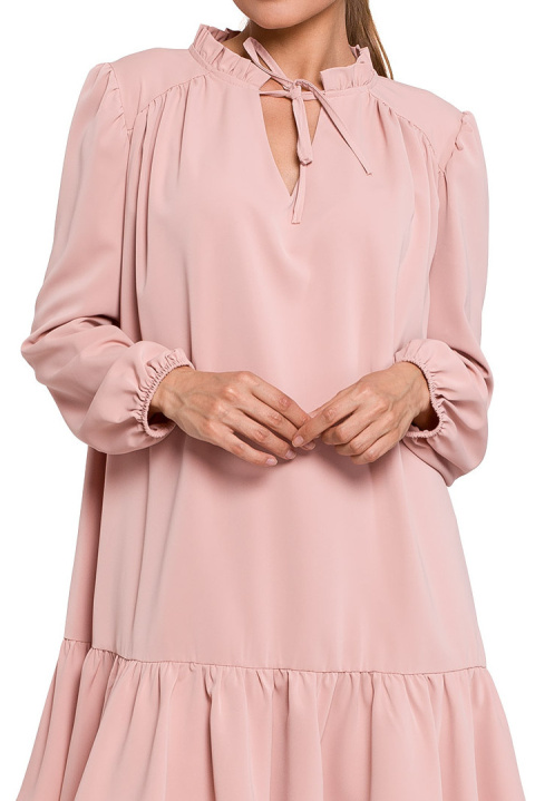 Sukienka mini oversize z falbaną dekolt V długi rękaw pudrowa K120 Sukienka mini oversize z falbaną dekolt V długi rękaw pudrowa K120