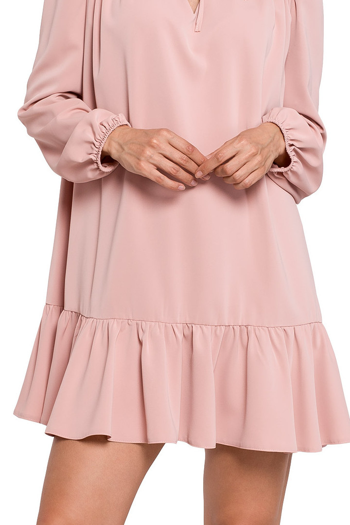 Sukienka mini oversize z falbaną dekolt V długi rękaw pudrowa K120 Sukienka mini oversize z falbaną dekolt V długi rękaw pudrowa K120