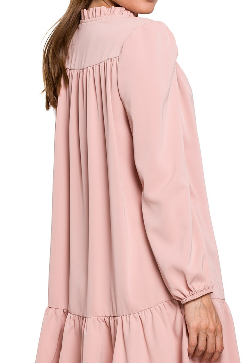 Sukienka mini oversize z falbaną dekolt V długi rękaw pudrowa K120 Sukienka mini oversize z falbaną dekolt V długi rękaw pudrowa K120