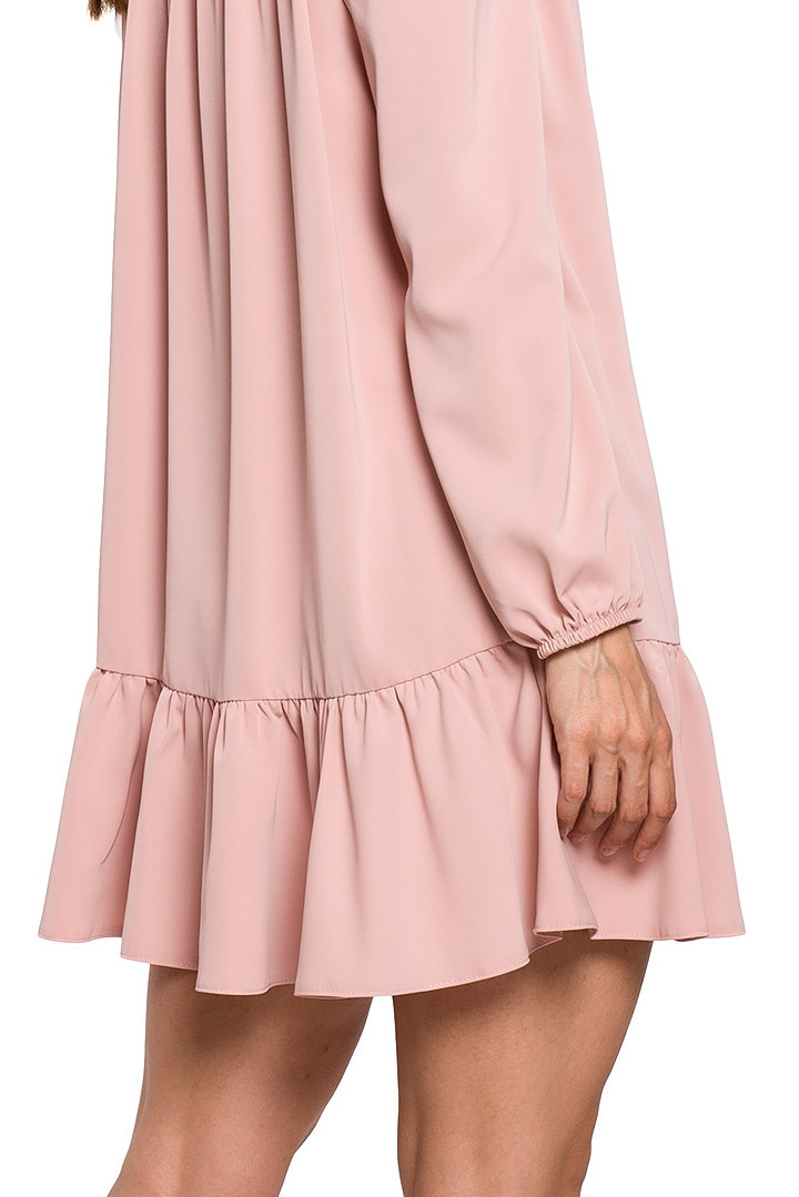 Sukienka mini oversize z falbaną dekolt V długi rękaw pudrowa K120 Sukienka mini oversize z falbaną dekolt V długi rękaw pudrowa K120