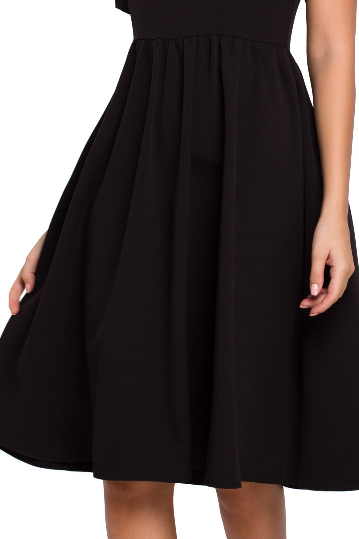 Sukienka rozkloszowana midi z krótkim rękawem i stójką czarna XXL K028