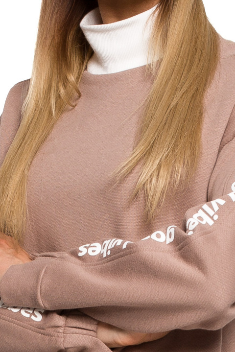Bluza damska dzianinowa prosta z golfem i lampasem cappuccino me620 Bluza damska dzianinowa prosta z golfem i lampasem cappuccino me620