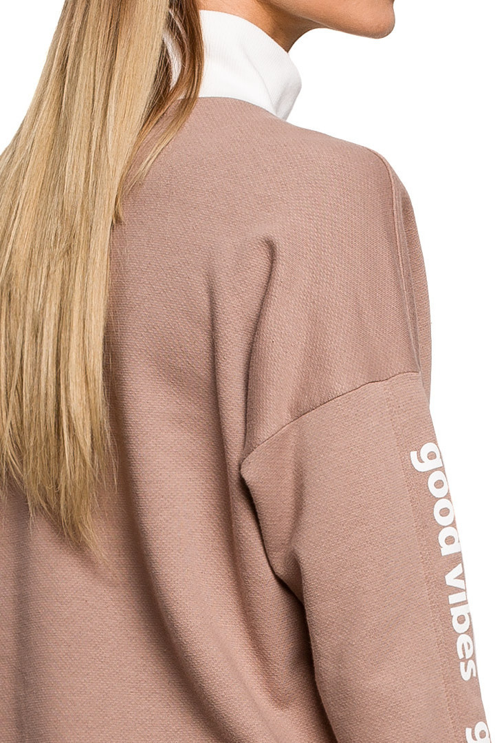 Bluza damska dzianinowa prosta z golfem i lampasem cappuccino me620 Bluza damska dzianinowa prosta z golfem i lampasem cappuccino me620