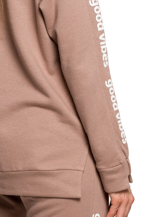 Bluza damska dzianinowa prosta z golfem i lampasem cappuccino me620 Bluza damska dzianinowa prosta z golfem i lampasem cappuccino me620
