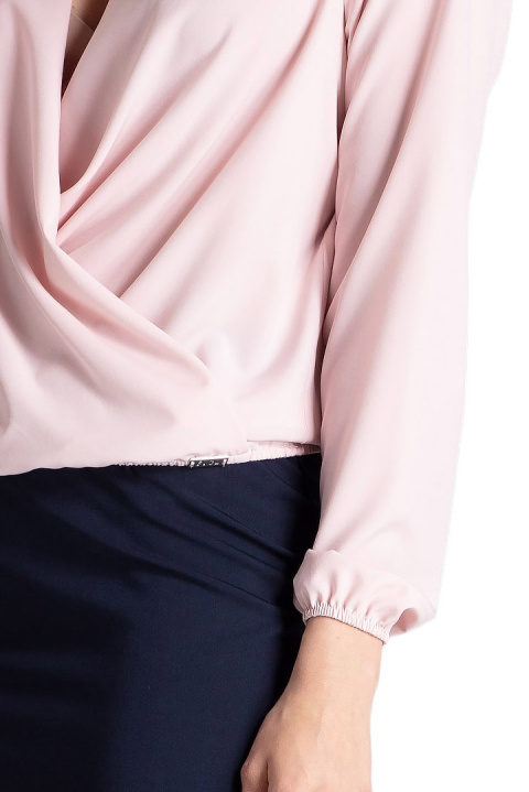 Elegancka bluzka damska z gumką i kopertowym dekoltem V różowa L M659 Elegancka bluzka damska z gumką i kopertowym dekoltem V różowa L M659