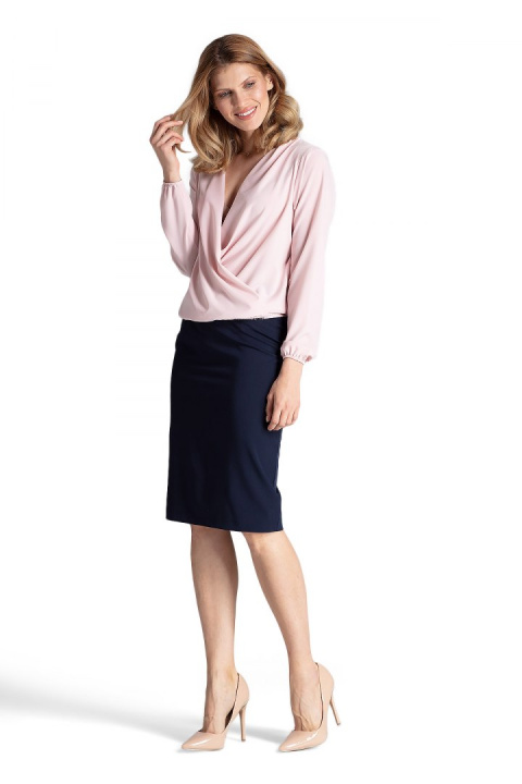 Elegancka bluzka damska z gumką i kopertowym dekoltem V różowa L M659 Elegancka bluzka damska z gumką i kopertowym dekoltem V różowa L M659