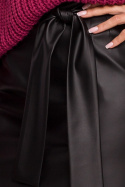 Elegancka spódnica midi ze sztucznej skóry z paskiem czarna me610