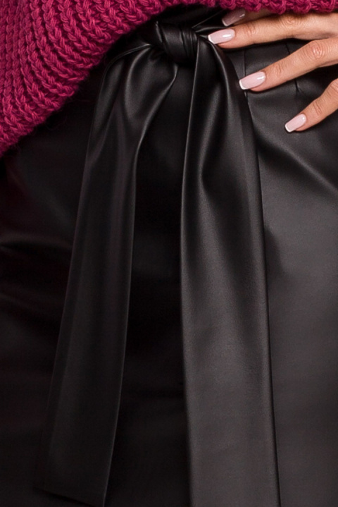 Elegancka spódnica midi ze sztucznej skóry z paskiem czarna me610 Elegancka spódnica midi ze sztucznej skóry z paskiem czarna me610