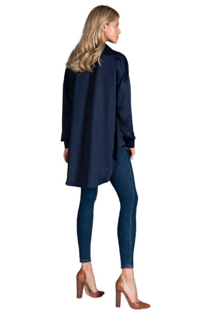 Koszula damska oversize satynowa zpinana na guziki granatowa M828 Koszula damska oversize satynowa zpinana na guziki granatowa M828