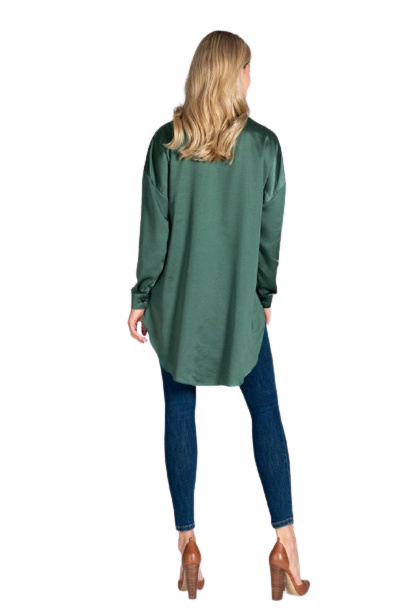Koszula damska oversize satynowa zpinana na guziki zielona M828 Koszula damska oversize satynowa zpinana na guziki zielona M828