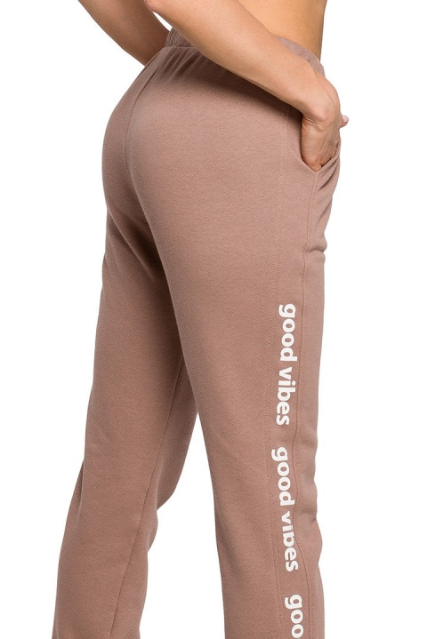 Spodnie damskie joggery dresowe dzianinowe z gumką cappuccino me621 Spodnie damskie joggery dresowe dzianinowe z gumką cappuccino me621