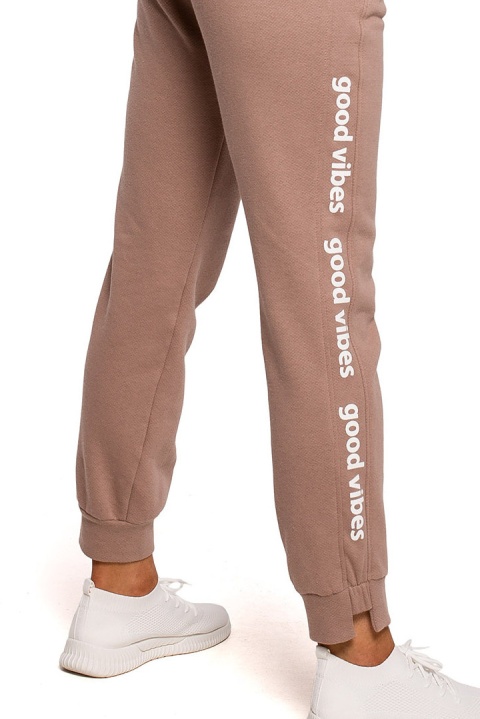 Spodnie damskie joggery dresowe dzianinowe z gumką cappuccino me621 Spodnie damskie joggery dresowe dzianinowe z gumką cappuccino me621