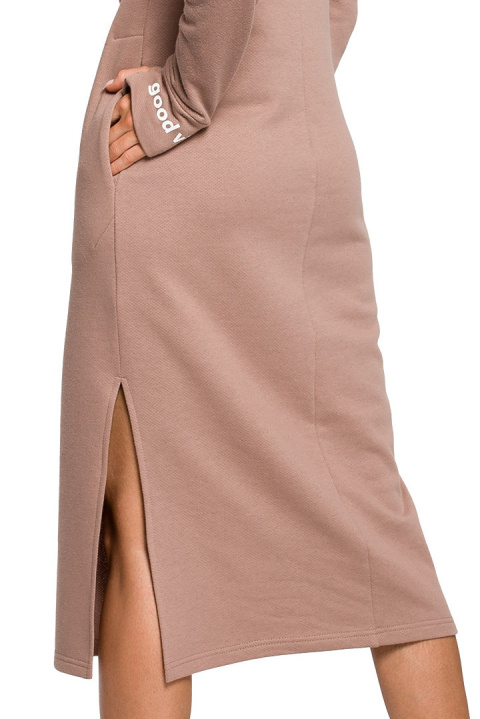 Sukienka maxi dzianinowa dresowa z wysokim kołnierzem cappuccino me622 Sukienka maxi dzianinowa dresowa z wysokim kołnierzem cappuccino me622