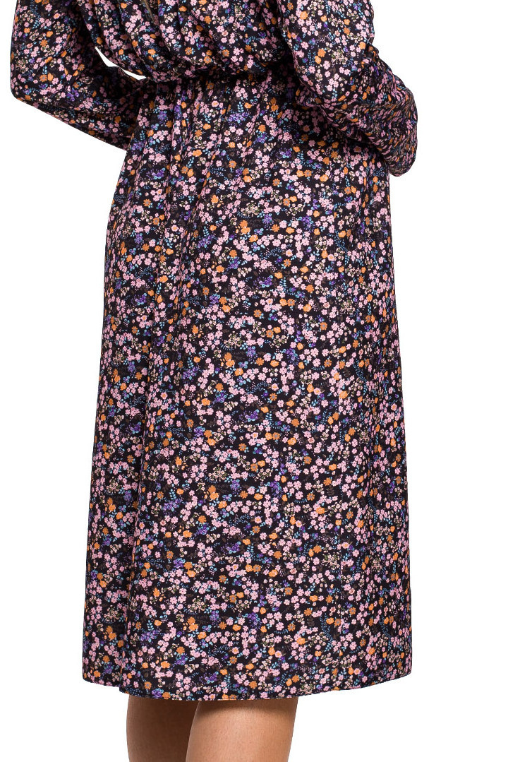Sukienka midi w kwiaty rozkloszowana z rozcięciem na nogę m1 me607