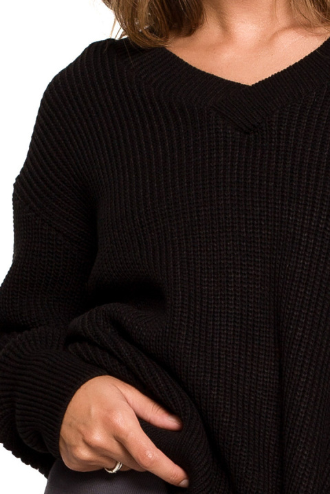 Sweter damski oversize klasyczny do bioder dekolt V czarny BK075 Sweter damski oversize klasyczny do bioder dekolt V czarny BK075