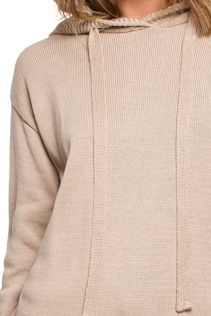 Sweter damski z kapturem do bioder fason bluzy ściągacz beżowy BK073 Sweter damski z kapturem do bioder fason bluzy ściągacz beżowy BK073