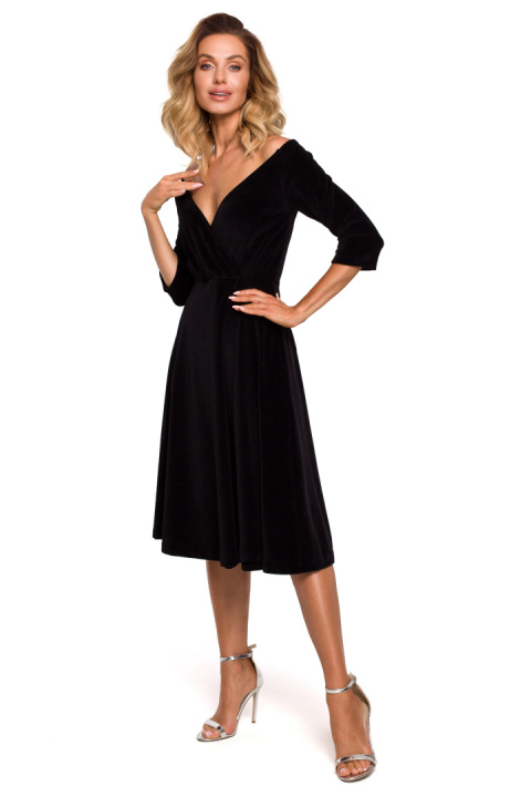 Elegancka sukienka midi rozkloszowana welurowa dekolt V czarna me645 Elegancka sukienka midi rozkloszowana welurowa dekolt V czarna me645