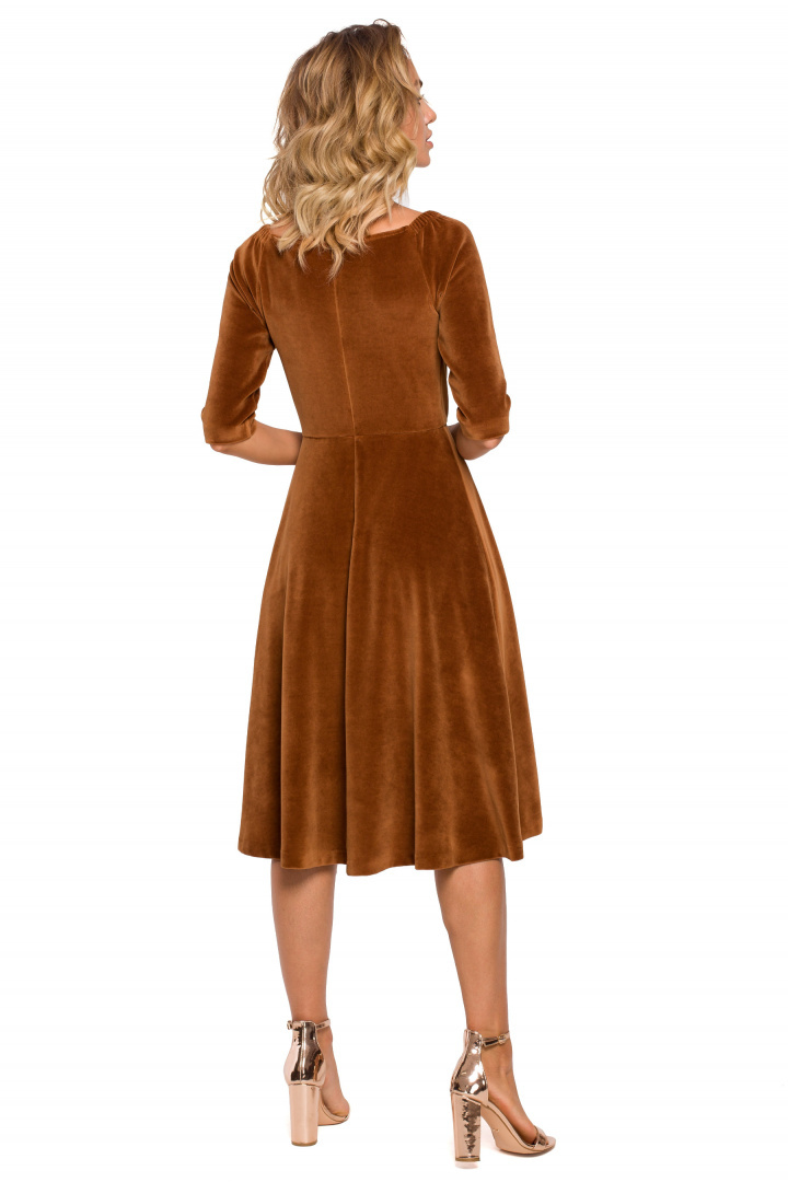 Elegancka sukienka midi rozkloszowana welurowa dekolt V koniakowa me645 Elegancka sukienka midi rozkloszowana welurowa dekolt V koniakowa me645