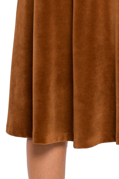 Elegancka sukienka midi rozkloszowana welurowa dekolt V koniakowa me645 Elegancka sukienka midi rozkloszowana welurowa dekolt V koniakowa me645