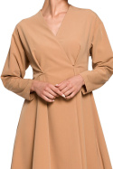 Elegancka sukienka midi rozkloszowana na zakładkę kamelowa S280