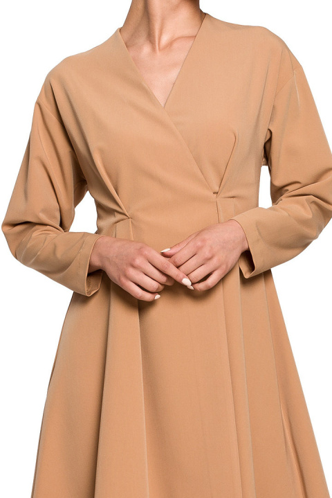 Elegancka sukienka midi rozkloszowana na zakładkę kamelowa S280 Elegancka sukienka midi rozkloszowana na zakładkę kamelowa S280