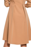 Elegancka sukienka midi rozkloszowana na zakładkę kamelowa S280