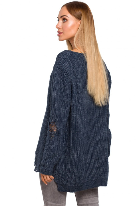 Sweter damski oversize asymetryczy z dziurami jeansowy me473 Sweter damski oversize asymetryczy z dziurami jeansowy me473
