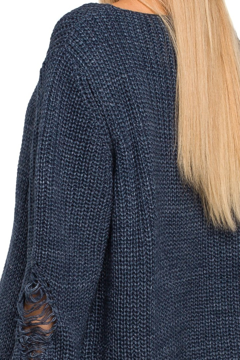 Sweter damski oversize asymetryczy z dziurami jeansowy me473 Sweter damski oversize asymetryczy z dziurami jeansowy me473