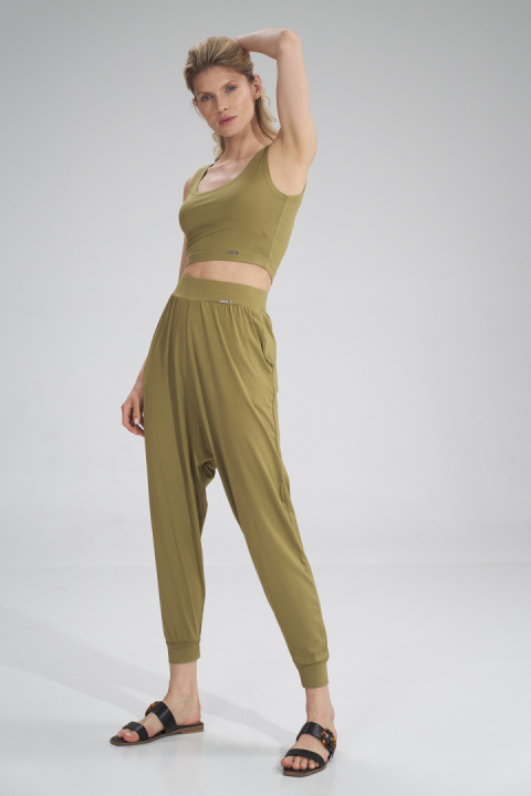 Top damski krótki crop z wiskozy bez rękawów jasna oliwka M795 Top damski krótki crop z wiskozy bez rękawów jasna oliwka M795