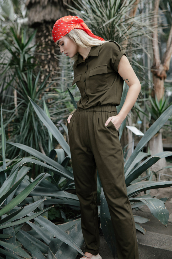 Kombinezon safari dzianinowy z gumką krótki rękaw khaki B223 Kombinezon safari dzianinowy z gumką krótki rękaw khaki B223