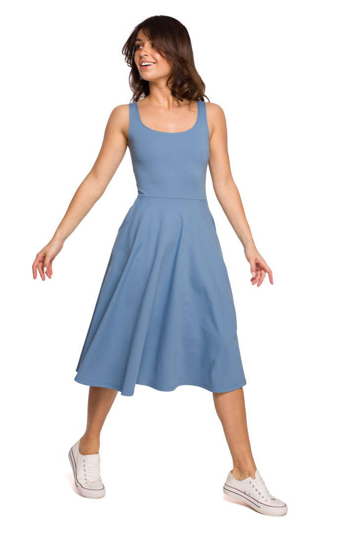 Sukienka midi rozkloszowana bez rękawów na ramiączkach niebieska B218