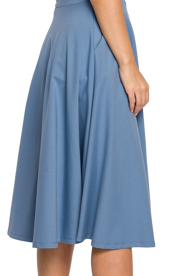 Sukienka midi rozkloszowana bez rękawów na ramiączkach niebieska B218