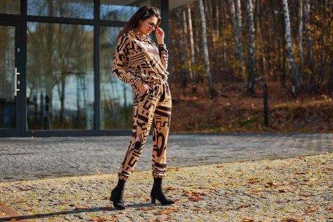Bluza damska kangurka welurowa z kapturem dresowa wzór beżowa A473 Bluza damska kangurka welurowa z kapturem dresowa wzór beżowa A473