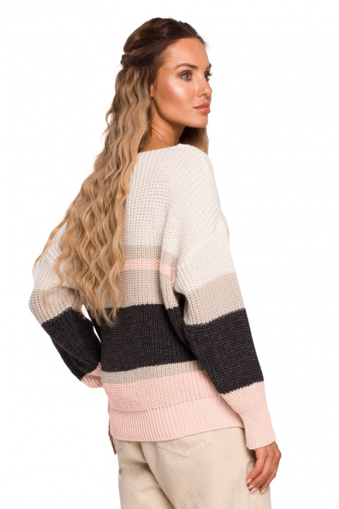 Sweter damski w kolorowe pasy z głębokim dekoltem w serek m2 me686 Sweter damski w kolorowe pasy z głębokim dekoltem w serek m2 me686