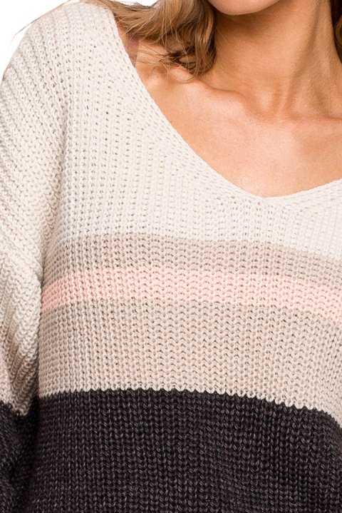 Sweter damski w kolorowe pasy z głębokim dekoltem w serek m2 me686 Sweter damski w kolorowe pasy z głębokim dekoltem w serek m2 me686