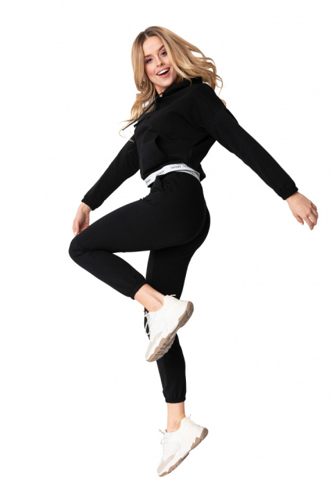 Krótka bluza damska crop dresowa z kapturem i gumką czarna LA103 Krótka bluza damska crop dresowa z kapturem i gumką czarna LA103