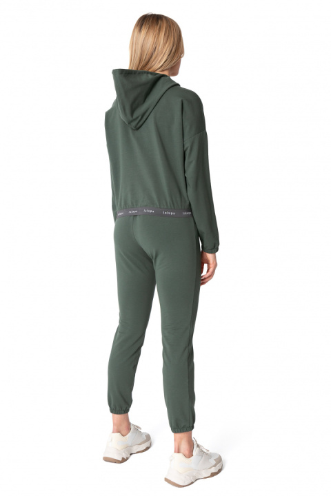 Krótka bluza damska crop dresowa z kapturem i gumką oliwkowa LA103 Krótka bluza damska crop dresowa z kapturem i gumką oliwkowa LA103